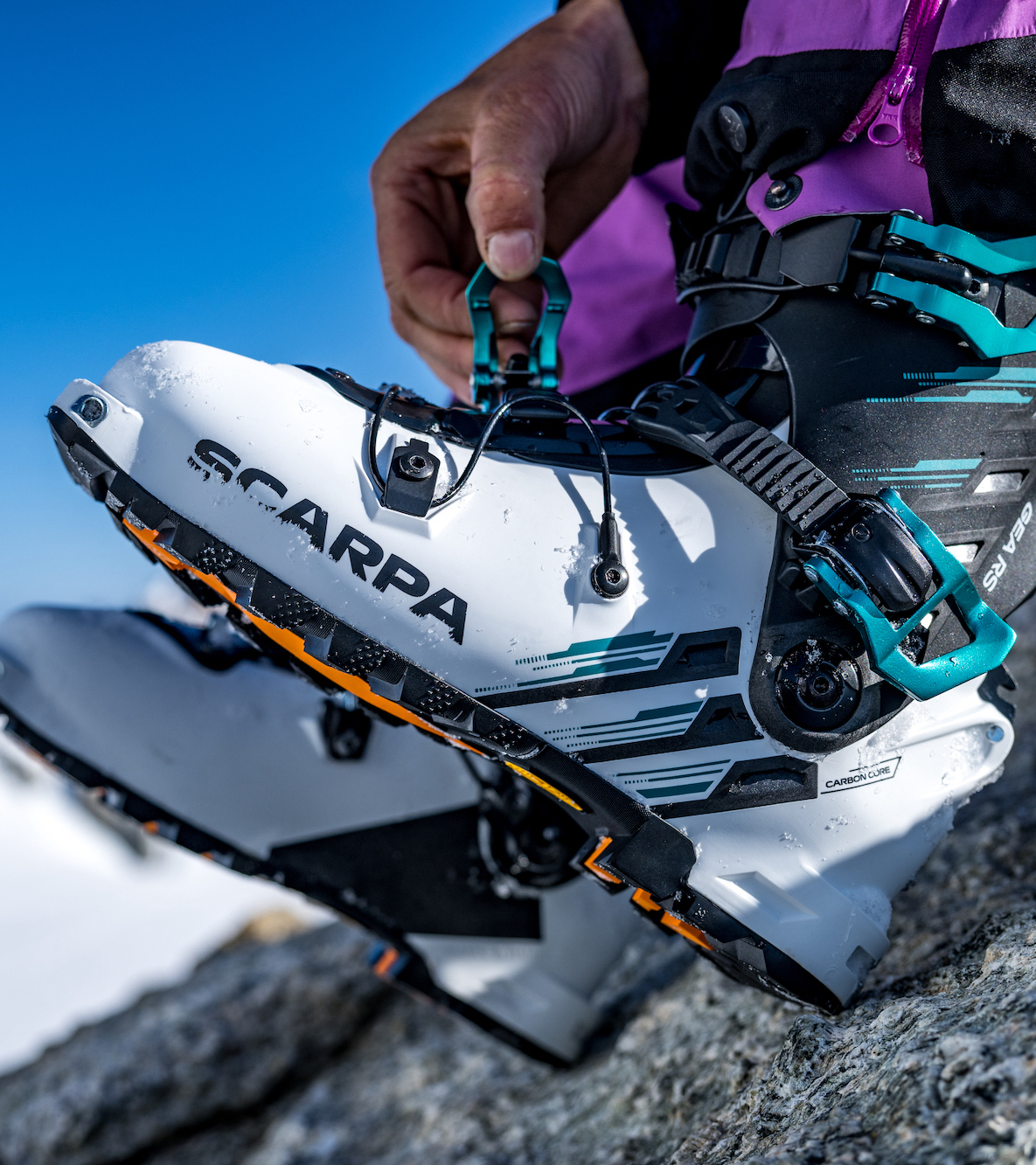 atelier cordonnerie chaussure de ski, alpinisme et escalade au magasin Alpi 9 Briançon