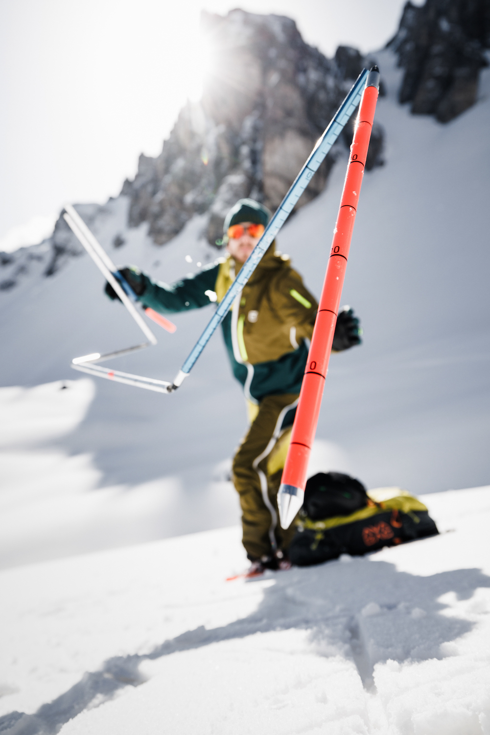 Entretien et découpe des peaux de phoque pour le ski de rando au magasin de sport Alpi 9 à Briançon